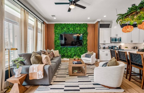 South Central Houston Apartment | The Green Haus Luxxe Cabana Rooftop Retreat