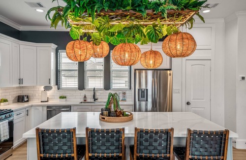 South Central Houston Apartment | The Green Haus Luxxe Cabana Rooftop Retreat