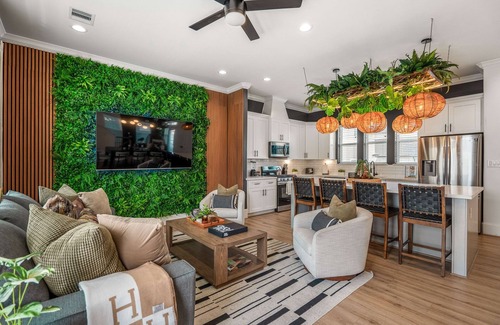 South Central Houston Apartment | The Green Haus Luxxe Cabana Rooftop Retreat