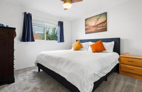 Pierpont Bay House | The Green Haven, 1 Minute Walk to the Beach and Restaurants, King Beds, Beach Amenities