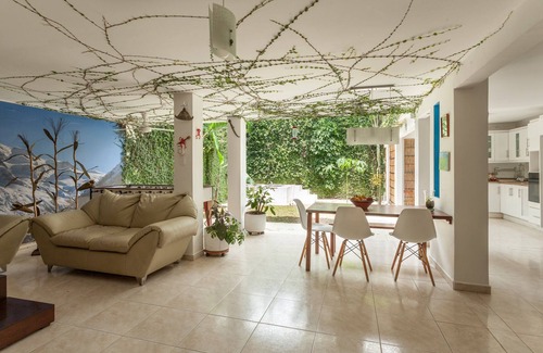 Cali House | The green house (Jacuzzi)