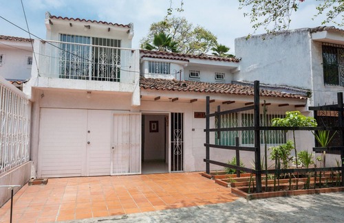 Cali House | The green house (Jacuzzi)