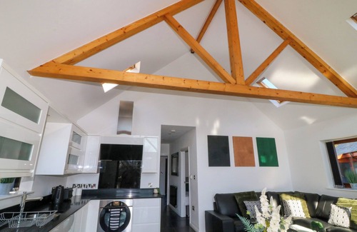 Aubourn Cottage | THE GREEN MONKEY, pet friendly, with hot tub in North Hykeham