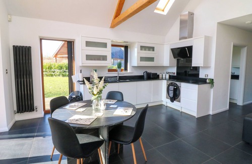 Aubourn Cottage | THE GREEN MONKEY, pet friendly, with hot tub in North Hykeham