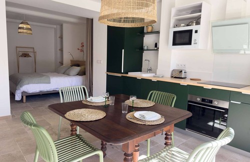 Aigues-Mortes Medieval City House | The Green Suite - a heaven of peace in the heart of the Aigues-Mortes ramparts