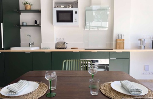 Aigues-Mortes Medieval City House | The Green Suite - a heaven of peace in the heart of the Aigues-Mortes ramparts