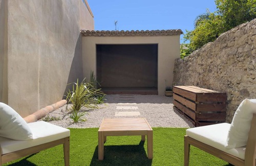 Aigues-Mortes Medieval City House | The Green Suite - a heaven of peace in the heart of the Aigues-Mortes ramparts