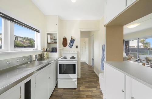 Paraparaumu Cottage | The Green Trout - Paraparaumu Beach Holiday Home
