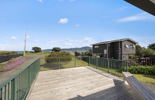 Paraparaumu Cottage | The Green Trout - Paraparaumu Beach Holiday Home
