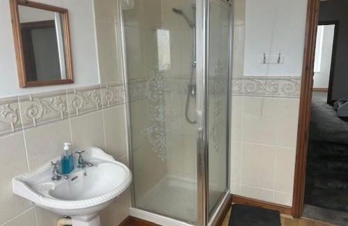 Llanelli Bed & Breakfast | The Greenfield Inn Guest House