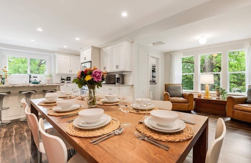 Dundee House | The Greenhouse: A Picturesque Pet-Friendly Home Walk-Friendly to Downtown Dundee