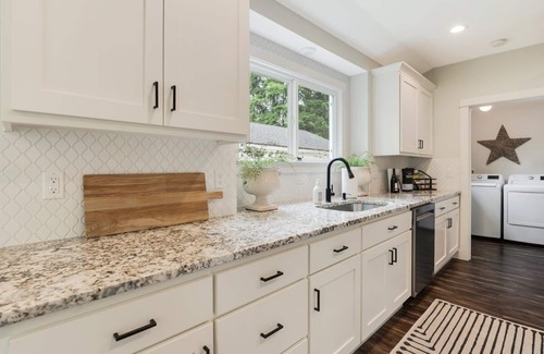 Dundee House | The Greenhouse: A Picturesque Pet-Friendly Home Walk-Friendly to Downtown Dundee