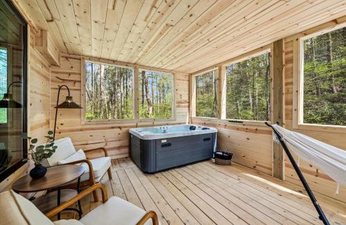 Rocky Grove House | The Greenhouse NEW - 450ft to Trailhead