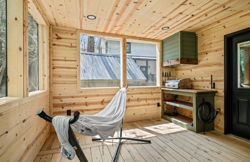 Rocky Grove Cabin | "The Greenhouse" NEW - 450ft to Trailhead