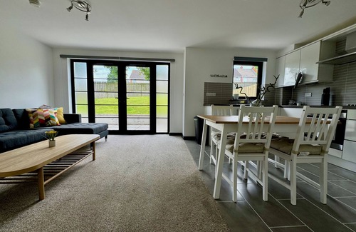 Dundonald Apartment | The Greenway Getaway - Fantastic Location - 2 Bed, 2 Bath Garden Apartment