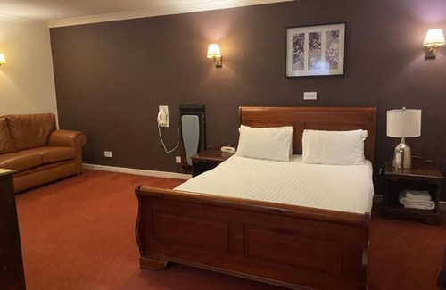 Leigh Hotel | The Greyhound Hotel