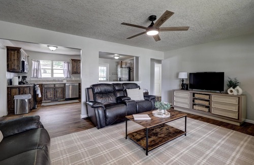 Joplin House | The Greystone- Spacious + Updated home in SE Joplin