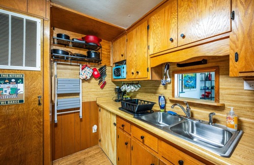 Big Island House | The Groovy Getaway close to James River - Trails