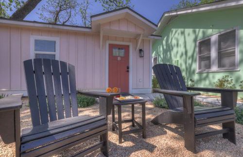 Fredericksburg House | The Grove B Stylish Cottage - Walk to Main