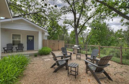 Fredericksburg House | The Grove B Stylish Cottage - Walk to Main
