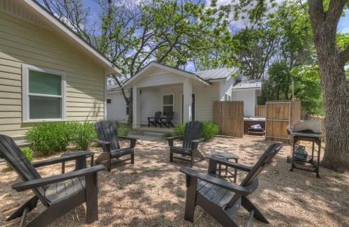 Fredericksburg House | The Grove B Stylish Cottage - Walk to Main