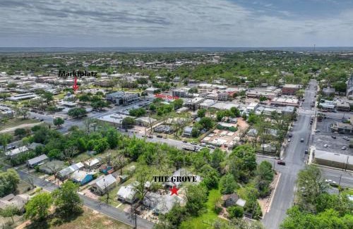 Fredericksburg House | The Grove B Stylish Cottage - Walk to Main