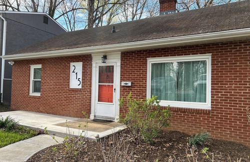 Jefferson Park Avenue House | The Grove: Comfy living in Cville Brand New!