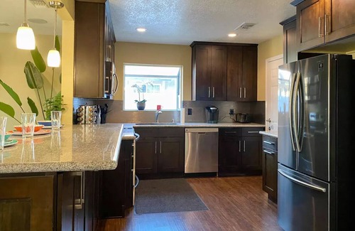 Arlington South House | The Grove Vacation Home | Jacuzzi * Fire Pit * BBQ