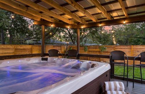Fredericksburg House | The Gruene Haus, Hot Tub, Firepit, Sleeps 13!