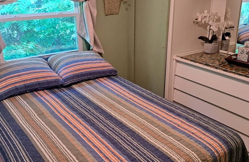 Jerome House | The Guest House, just a place in the country. n1 bd, 1 bath, +daybed, big deck.