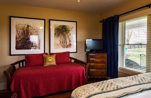 Paris Bed & Breakfast | The Guesthouse at Rosecrest Farm