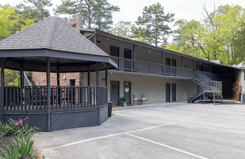 Eureka Springs Historic District Apartment | The Gypsy, Free Parking and Steps to Downtown Charm