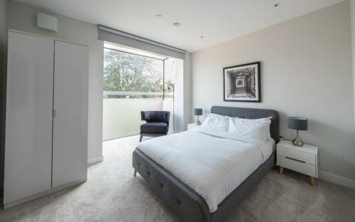Frognal and Fitzjohns Apartment | The Hampstead Hideout - Glamorous 3BDR Flat with Balcony