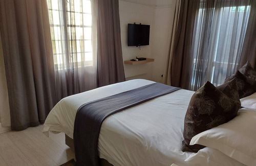 Quigney Beach House | The Hampton Exclusive Guest House