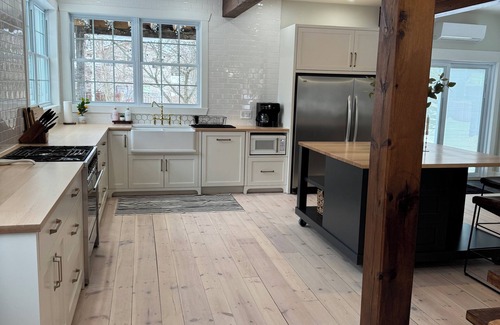 Southampton House | The Hampton House. Newly renovated cozy home by the lake.