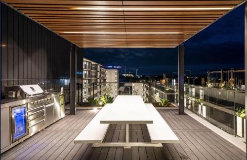 Dickson Apartment | The Hamptons - Lux 2 Bed 2 Bath, Pool - Central Location