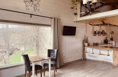 Weston Cabin | The "Hang-over" Winery Treehouse