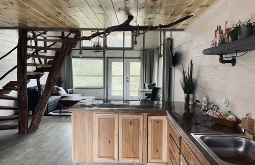 Weston Cabin | The "Hang-over" Winery Treehouse