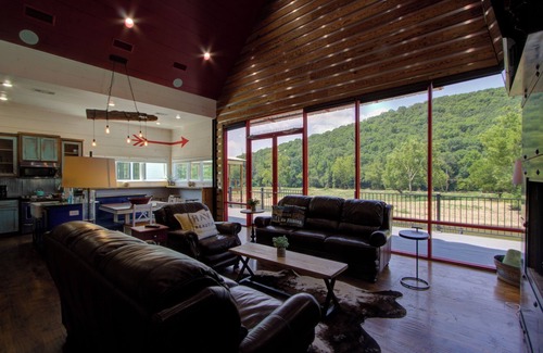 Glenwood Cabin | The Hangout on the Caddo River - Porch to River