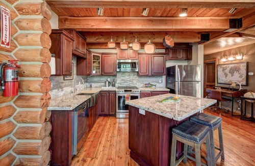 Shasta Lake Cabin | The Happy Bear Lodge