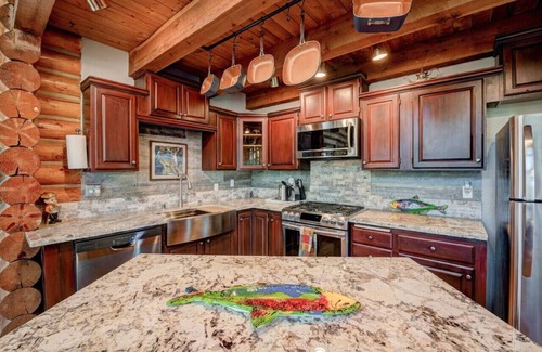 Shasta Lake Cabin | The Happy Bear Lodge