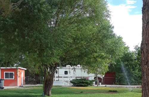 Pahrump House | The Happy Camper with mountain views amble parking for 1 simi tractor trailer