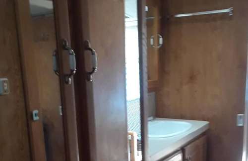 Pahrump House | The Happy Camper with mountain views amble parking for 1 simi tractor trailer