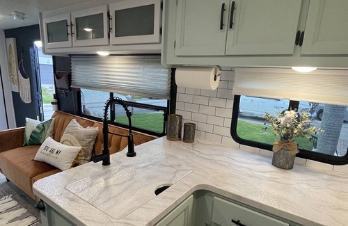 Vamo House | “The Happy Camper” with Private Yard & Hot Tub