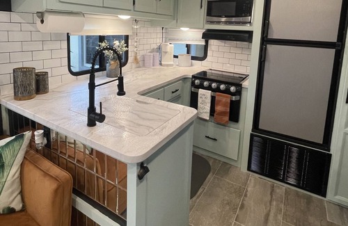 Vamo House | “The Happy Camper” with Private Yard & Hot Tub