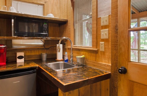 Tyler Cabin | The Happy Pine Cone 1 Bedroom Cabin