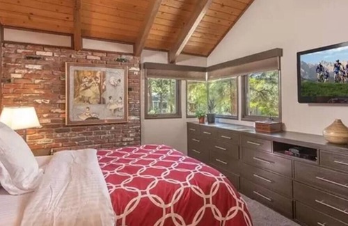Woodlands House | THE HAPPY BEAR CABIN