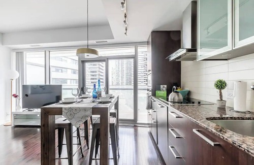 Toronto Entertainment District Apartment | The Harbour Toronto