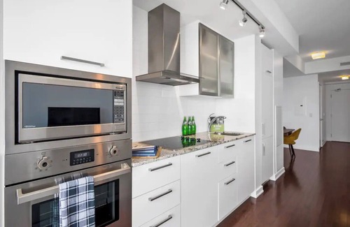 Toronto Entertainment District Apartment | The Harbour Toronto