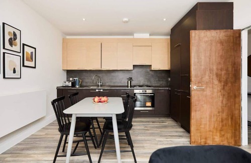 Harlesden Apartment | The Harlesden Breakout - Glamorous 2 BDR Flat